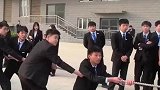 拔河比赛，别人在拼力他在拼命