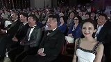 闫妮第一次主持颁奖典礼，就被刘威撵到旁边，这俩人也太搞笑