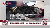 四川成都 大叔骑电瓶车带母亲上班 谋生尽孝两不误