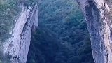 世界第一高公路天生桥，两侧都是悬崖绝壁，非常的神奇