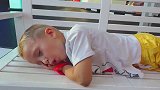 萌娃小可爱：哥哥，快别睡觉了！消防演习开始啦！快来参加吧！