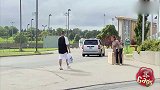 国外爆笑街头恶搞，帮忙抬木箱竟遭野猫缠上腿，吓坏路人