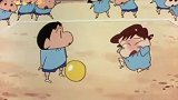 蜡笔小新：妮妮和小爱比赛躲避球，最后就剩小爱和小新了