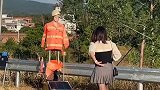 我媳妇见交通假人裤子掉了，非要提上