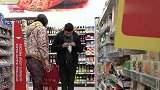 笑死人不偿命的恶搞瞬间，超市“偷”拿别人购物车物品，怪异