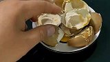 男子在家吃咸鸭蛋，发现蛋黄全被妻子女儿吃了