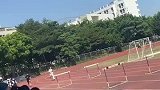 两名学生跨栏比赛，黑衣男子却一直跨不过去