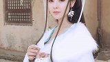 古装姑娘在家拍视频，长相甜美又可爱，一身汉服宛如仙女
