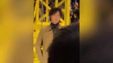 王一博现身巴黎看秀太抢镜，造型文艺堪称主人级别，与谷爱凌张钧甯同框合影