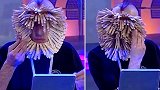英国：男子脸上夹161个木夹子，打破世界纪录