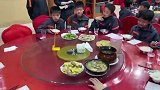 酸了！鲁能青训伙食大曝光 这桌饭菜你给几分？