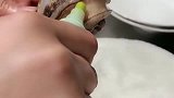 很鲜活的鲍鱼，小哥哥把芥末抹上去之后，鲍鱼跳起了舞！