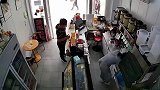 监控拍下奶茶店来了小偷，这波操作一看就是新手，我都着急