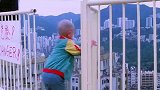 宝宝从高楼坠落，妈妈施救无果，一定要看好自己的宝宝！