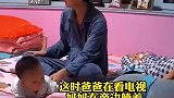 孩子趴床边让爸爸取东西，忽然掉下去，幸亏爸爸手快兜住了