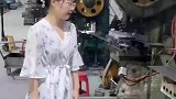 女管理觉得不对劲，赶紧跑过来看怎么回事？