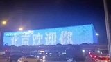 拿着游泳圈跑商场了