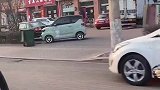 大爷改装三轮车有人驾驶