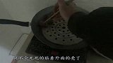 生活小妙招：核桃放锅里蒸一蒸，壳一捏就开了，很实用