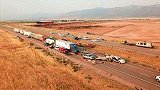 美国：公路突发沙尘暴几乎看不见，22车追尾8人死亡