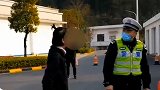 女子超速被拦 反向操作查交警证件：你这是公安证 不是交警证