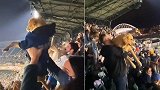 美国：一棒球比赛中响起狮子王音乐，观众纷纷举起自家狗狗