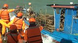 台当局又以越界为由扣押大陆渔船 强行登船拘4人 现场视频来了