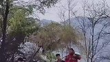 女孩订婚接花束时还穿着围裙，家中院落打扫的干干净净