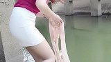 美女每次都到河里洗丝袜，考虑过鱼儿的感受么