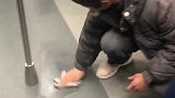 或许他们的身上很脏，但是内心却无比的干净，他们总是那么的淳朴