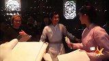 《大主宰》拍戏现场欢乐多 ，王源抱欧阳娜娜，娜娜还有些害羞