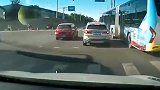 北京一公交车与一小客车斗气别车 警方：两方驾驶员均已被刑拘