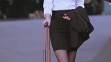 这么漂亮傲人性感的身姿，真好奇她是在等什么人呢