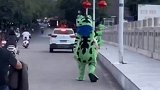 双方都很受伤的相遇，兴高采烈跑过来，委屈巴巴返回去