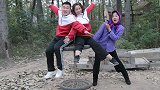 哥哥用架车子拉傻妞，傻妞突然想在驾车子轱辘上转圈圈，太好玩了