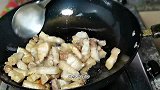 土豆红烧肉怎么做好吃，教你简单家常做法，口感软糯，好吃不油腻