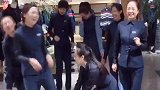 美女们上一秒个个漂亮优雅，下一秒画风突变，扭起了大秧歌！