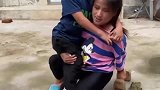 狠心的丈夫一走了之，婆婆不闻不问，母亲俩让人心疼！