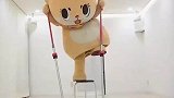 男生穿玩偶服，表演个绝活