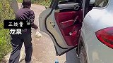 男子开车路遇，老人大包小包徒步进城，男子好人将老人送回家！