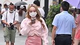 春熙路远洋太古里街拍时尚穿搭美女，粉红皮质小短裙