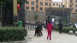 老人骑车碰到男童欲离开被拦 与居民争执倒地身亡