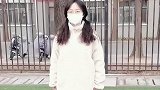 女生记录自己的健美操作业