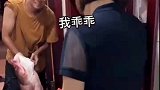 小伙钓到一条大鱼，拎着鱼在小区转来转去见人就聊