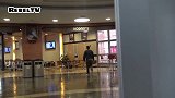 椅子上坐着一个人，身后小伙想拉走这个椅子，他会成功吗？