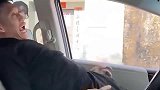 美女背后捉弄小伙，结果你可能想不到！