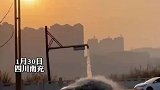 夕阳下私家车排队“洗澡”，生活就是需要点乐趣。