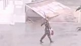 高校学生暴雨中高标准护旗：自己有一个当兵梦