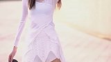 在街头起舞的姑娘太美了，夕阳下又多了一份安静和美好！