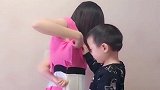 妈妈拉链拉不开，儿子就想帮她拉个拉链怎么那么难，看把孩子累的